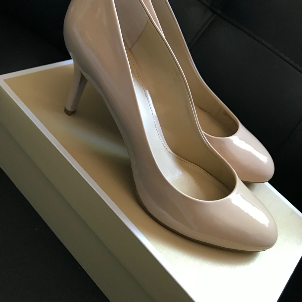 MICHAEL Michael Kors Cream Heels with High Thin Heel and Glossy Finish